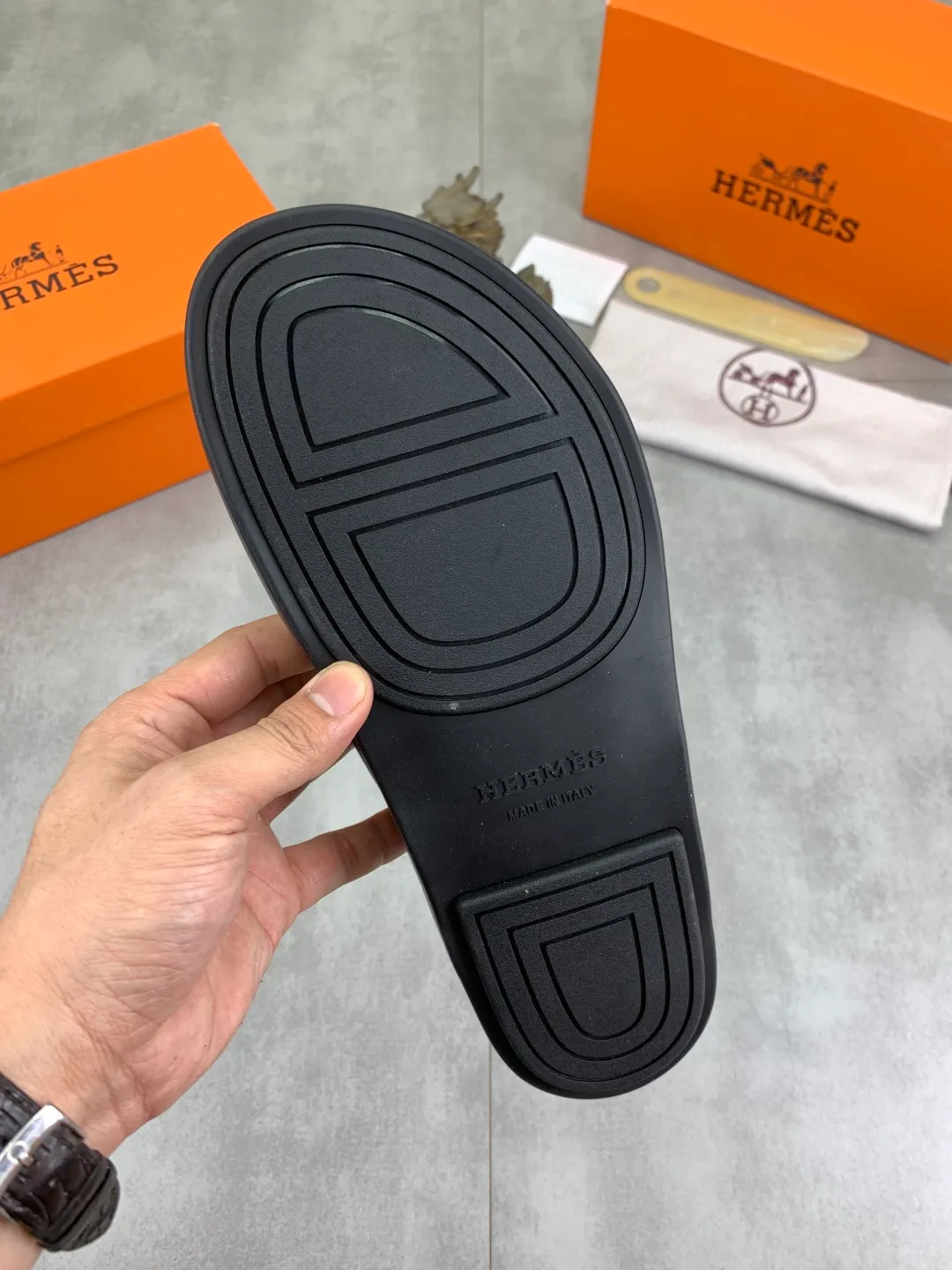 Men's shoes 💰P440 New [HERMES] high-end quality new Hermès slippers, made of imported calfskin, wear-resistant and non-slip rubber outsole. Fashionable and elegant code number: 39-44 (38 45 46 customized)